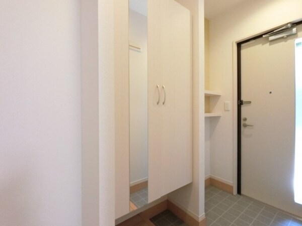 玄関(玄関・鏡付きシューズボックスと収納棚)