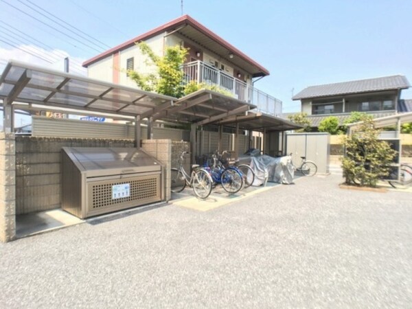 その他(敷地内ごみステーションと駐輪場)