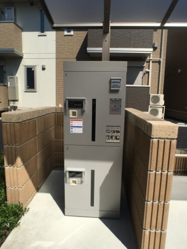 建物設備(駐輪場横に宅配ボックス)