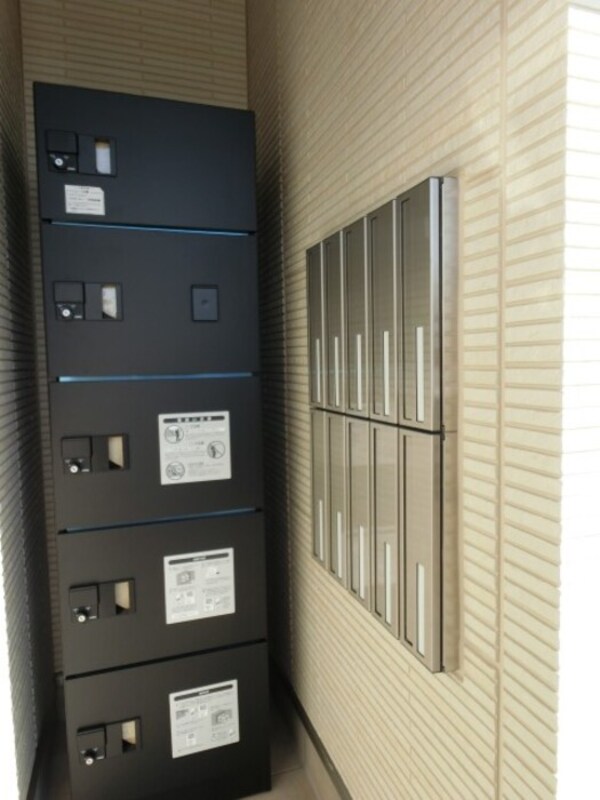 建物設備(宅配ボックスと集合ポスト)