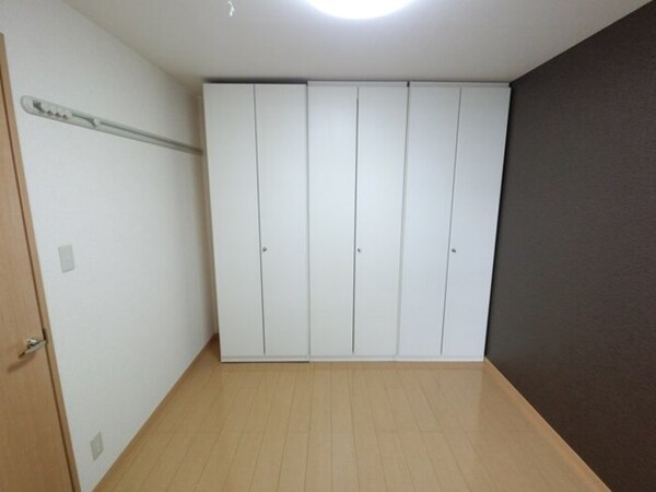 寝室(洋室 照明器具、ハングバー、収納物入付き)