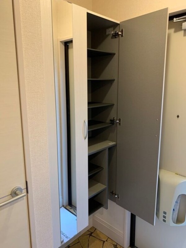 玄関(鏡付きシューズボックス)