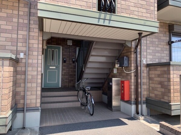 エントランス(駐輪場はありませんので、階段下等をご利用下さい。)