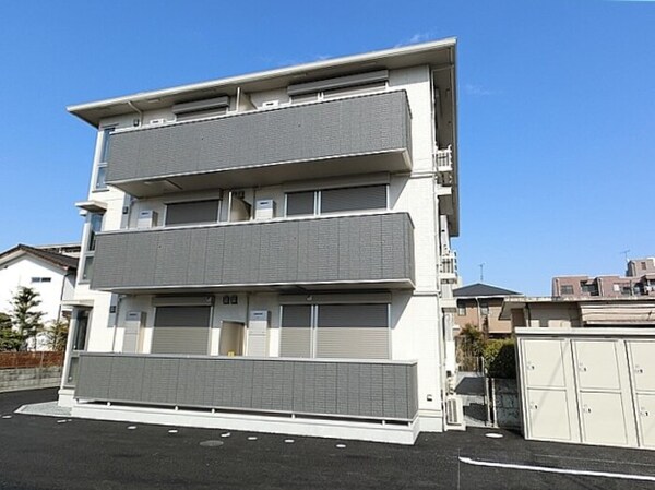 外観(建物外観（西側）と外部物置)