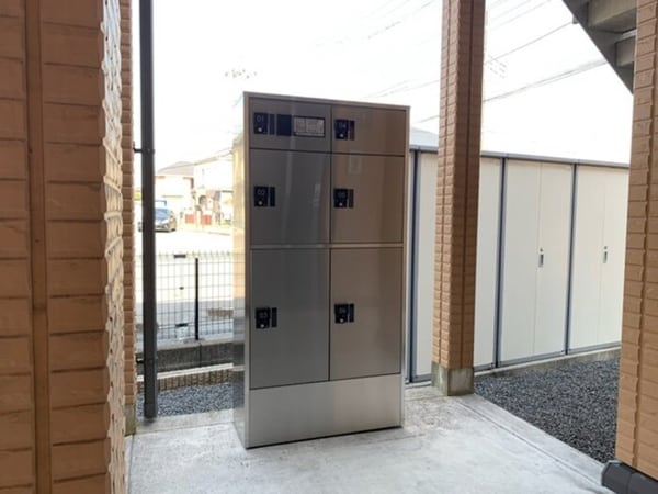 建物設備(階段下に宅配ボックス設置しました)