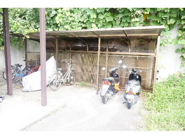 物件内観写真3　(駐輪場)