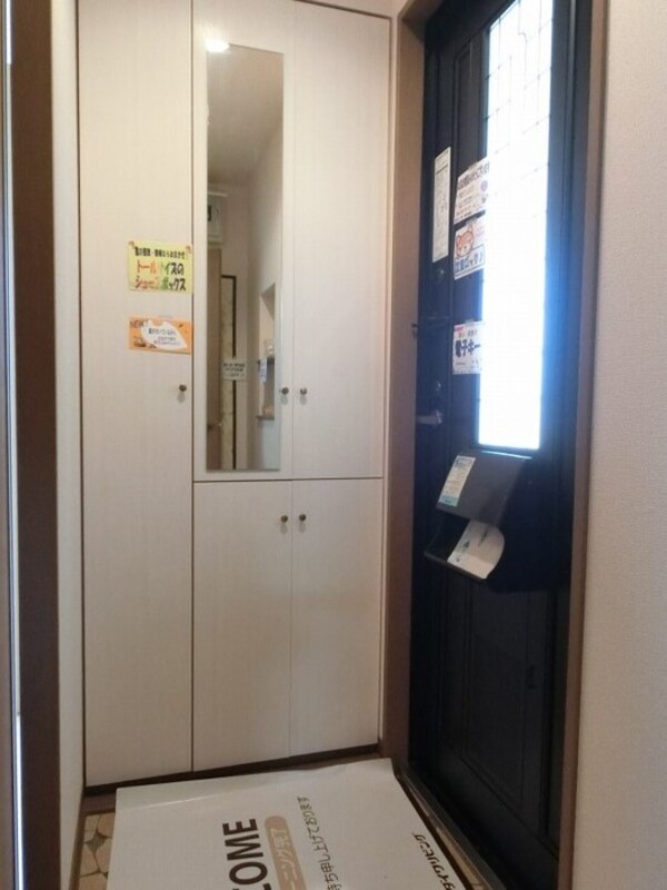玄関(鏡付きシューズボックス)