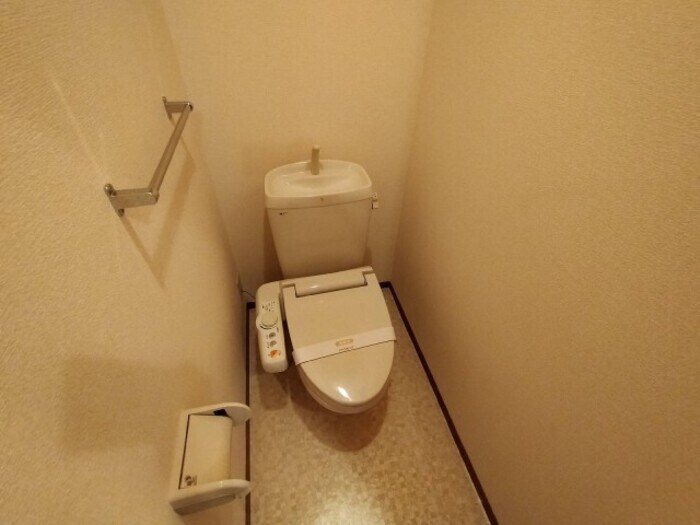 物件内観写真11　(温水洗浄暖房便座のトイレ)