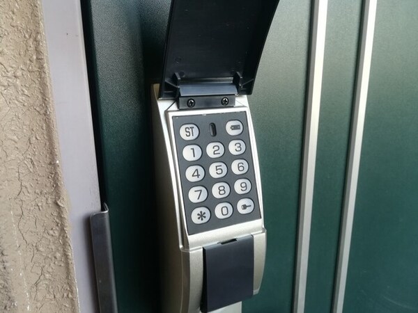 玄関(テンキーの玄関ドア)