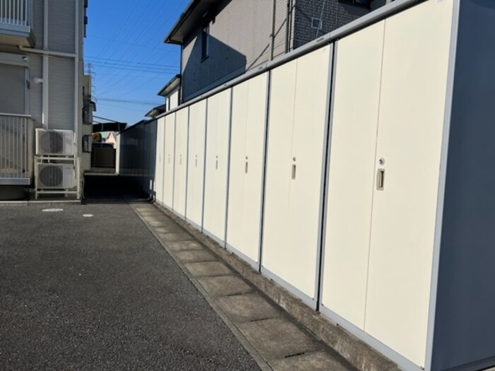 物件内観写真9　(各戸に外部物置)