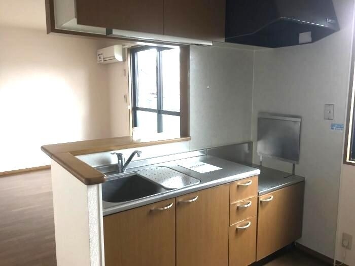 物件内観写真6　(対面キッチン（上部収納棚付き）)