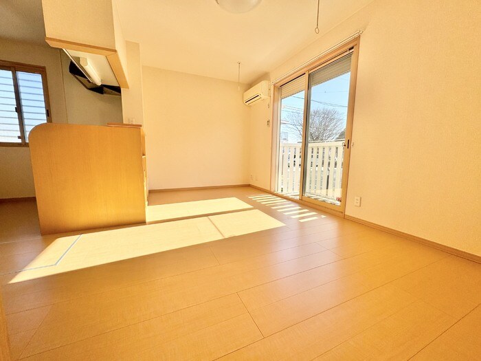 物件内観写真3　(LDK（別角度）)