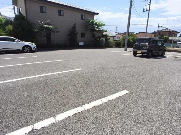 物件外観写真2　(駐車場)