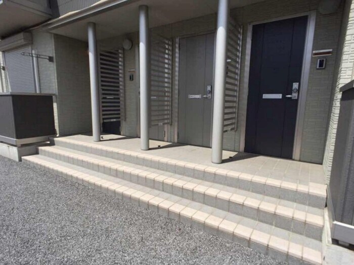 物件外観写真3　(エントランス)