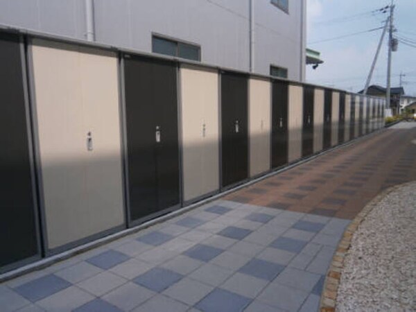 収納(タイヤの収納等に便利な外部物置)