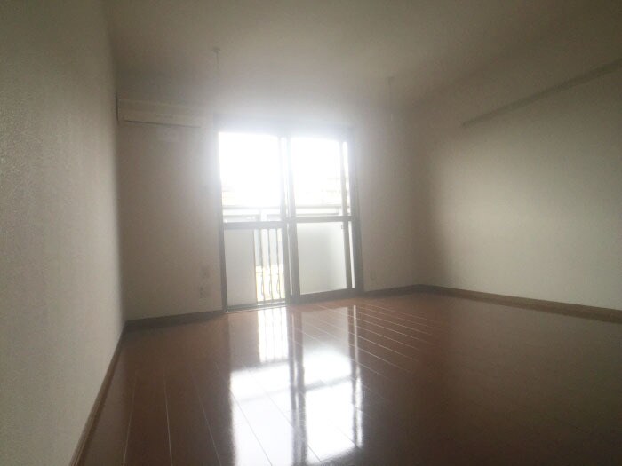 物件内観写真10　(LDK（別角度）)