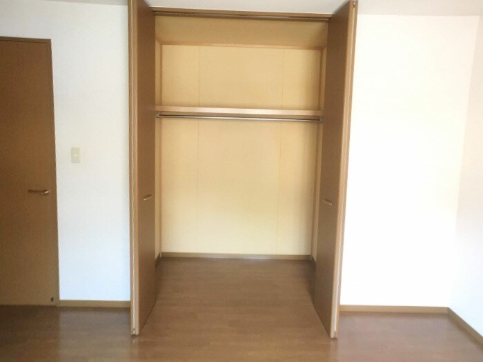 物件内観写真11　(洋室・収納)
