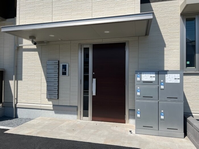物件外観写真4　(オートロック・宅配ボックス付きエントランス)