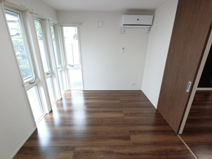 物件内観写真9　(洋室 エアコン、照明器具、ウォークインクローゼット付き)