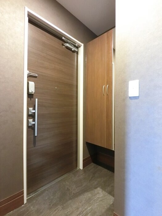 物件内観写真13　(玄関 鏡付きシューズボックス付き)
