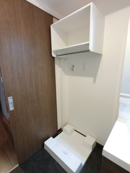 物件内観写真16　(洗面室 収納棚付き洗濯機置き場)
