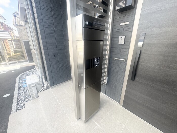 物件外観写真2　(集合ポスト、宅配ボックス)