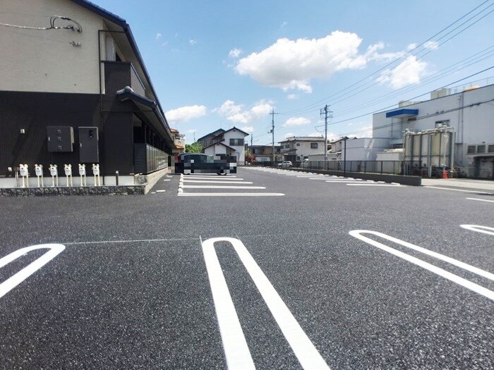物件外観写真2　(駐車場)