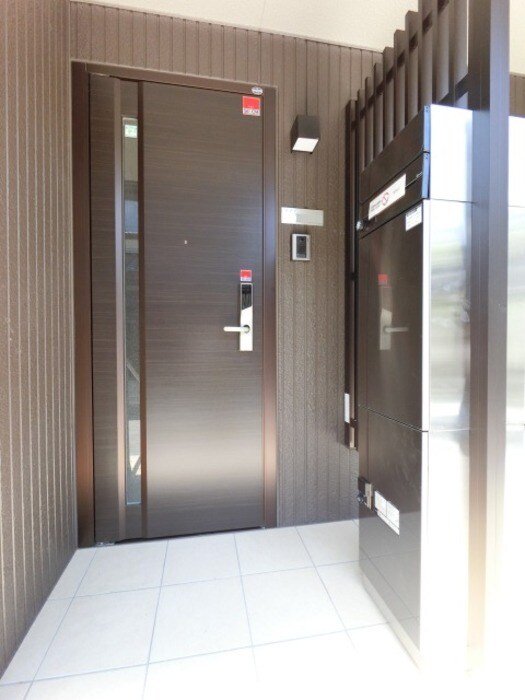 物件内観写真14　(宅配ボックス付き・ＩＣカードキーの玄関)