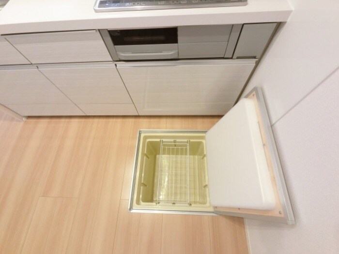 物件内観写真19　(キッチン・床下収納)