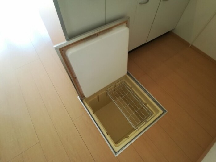 物件内観写真17　(床下収納)