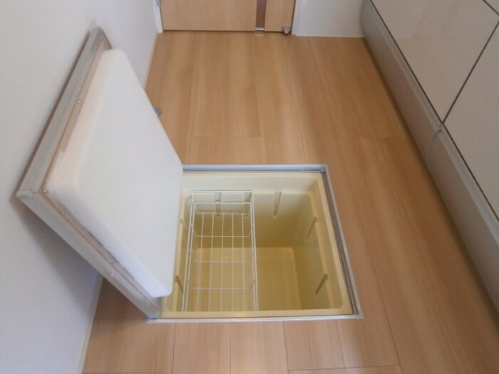 物件内観写真18　(床下収納)
