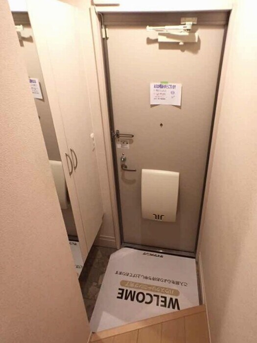 物件内観写真12　(鏡付きシューズボックス)