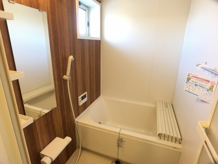 物件内観写真8　(換気暖房乾燥機付浴室)