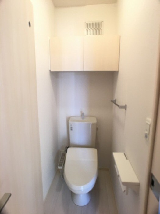 物件内観写真11　(温水洗浄暖房便座のトイレ)