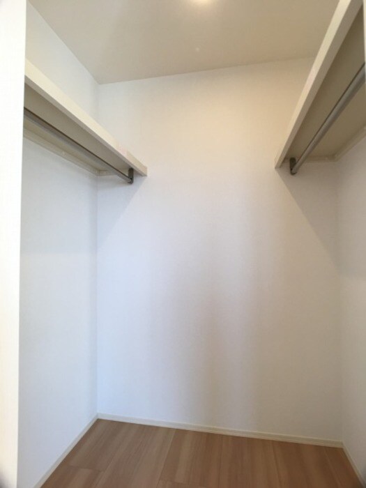 物件内観写真12　(洋室・ウォークインクローゼット内部)