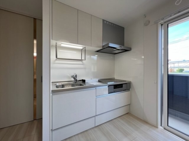 物件内観写真9　(ＩＨ・蛇口一体型浄水器付きキッチン（上部収納棚）)