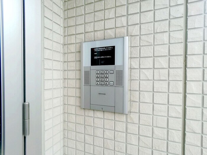 物件外観写真2　(オートロックのエントランス)