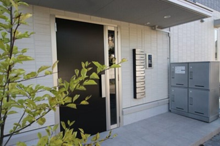 物件外観写真4　(エントランス・オートロック・宅配ボックス)