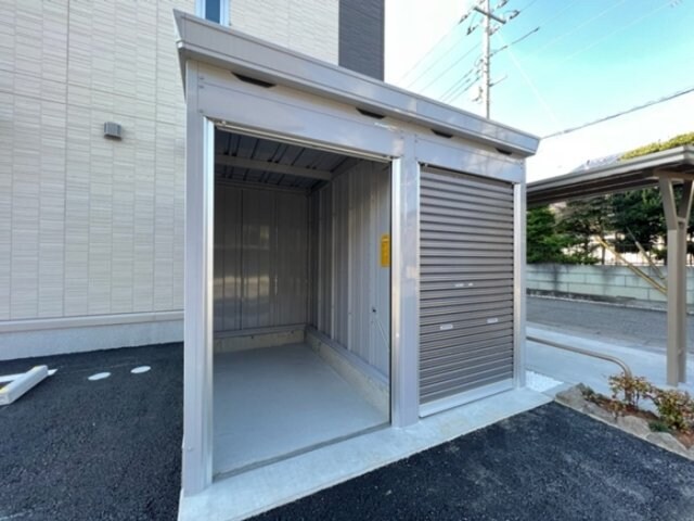 物件外観写真5　(バイクガレージ（２台分・有料）)