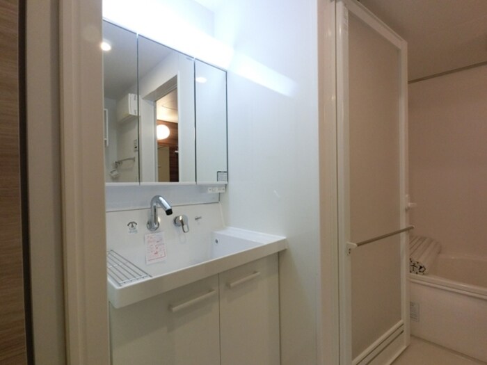 物件内観写真11　(三面鏡付き洗髪洗面化粧台)