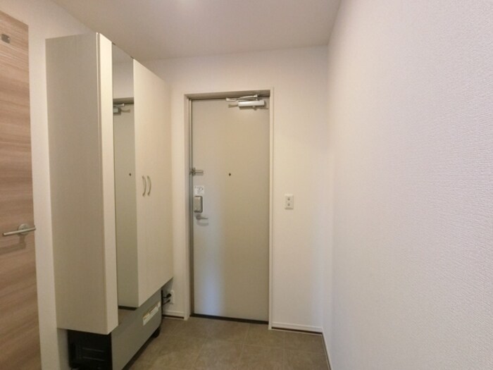 物件内観写真14　(鏡付きシューズボックス)