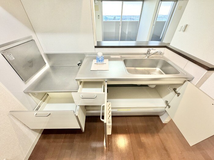 物件内観写真9　(キッチンの収納)