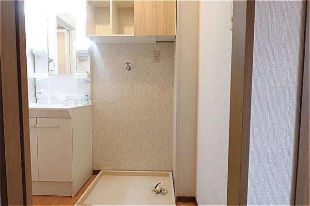 物件内観写真16　(洗面室・洗濯機置き場（収納棚追加しました）)