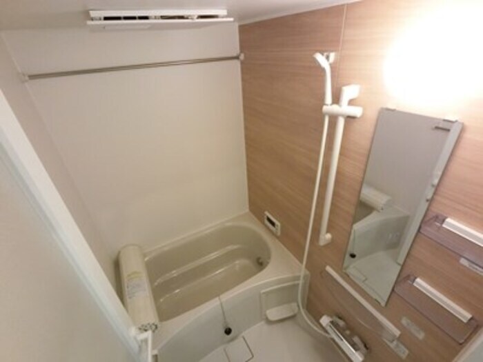 物件内観写真9　(換気暖房乾燥機付き浴室)