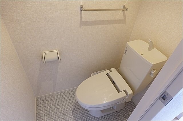 物件内観写真9　(温水洗浄暖房便座のトイレ)