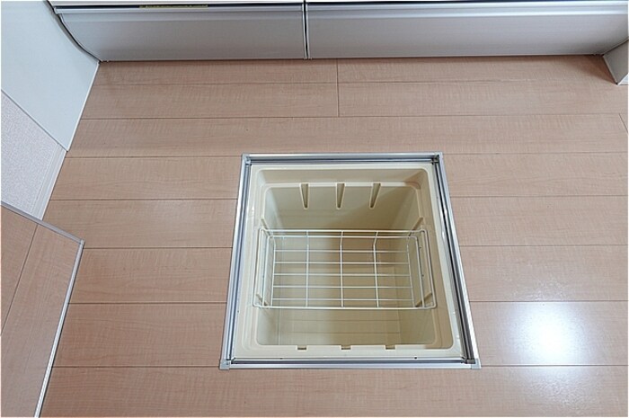 物件内観写真19　(キッチン・床下収納)