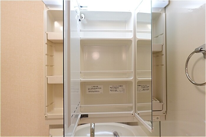 物件内観写真22　(洗面台・鏡裏収納)