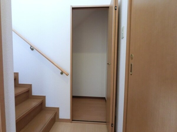 収納(階段下・収納)