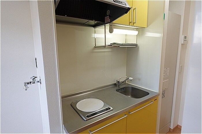 物件内観写真8　(ＩＨ付きキッチン（上部収納付き）)