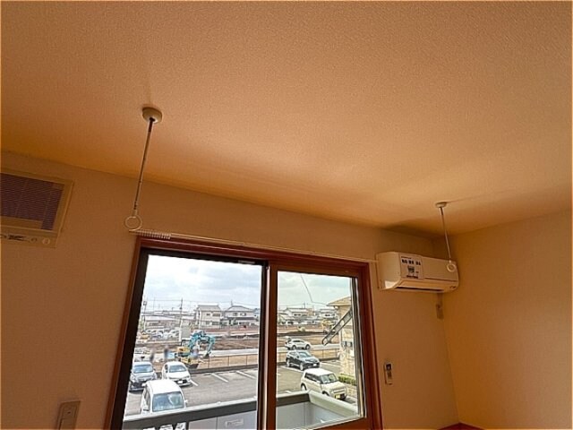 物件内観写真19　(室内物干し金物とエアコン)